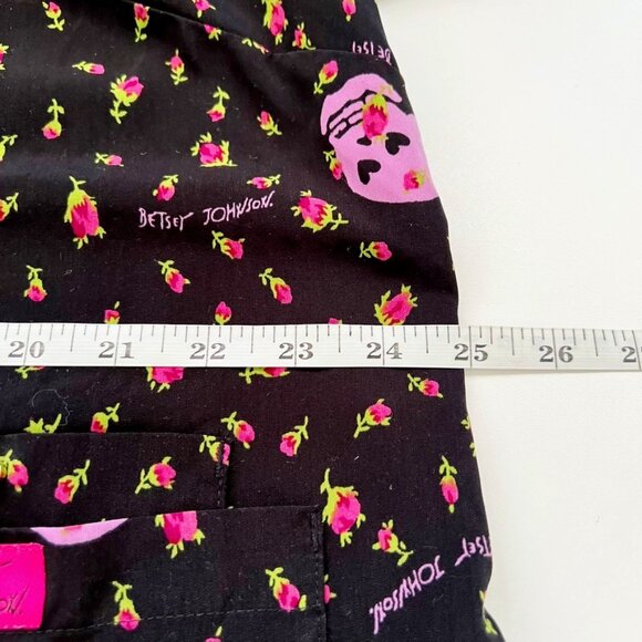 Betsey Johnson Scrub Top Women's Size 2X Rosebud Skull Hearts Black Pink - Picture 10 of 15